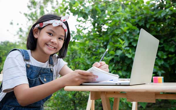 600 young girls learn about online lessons by laptop front yard