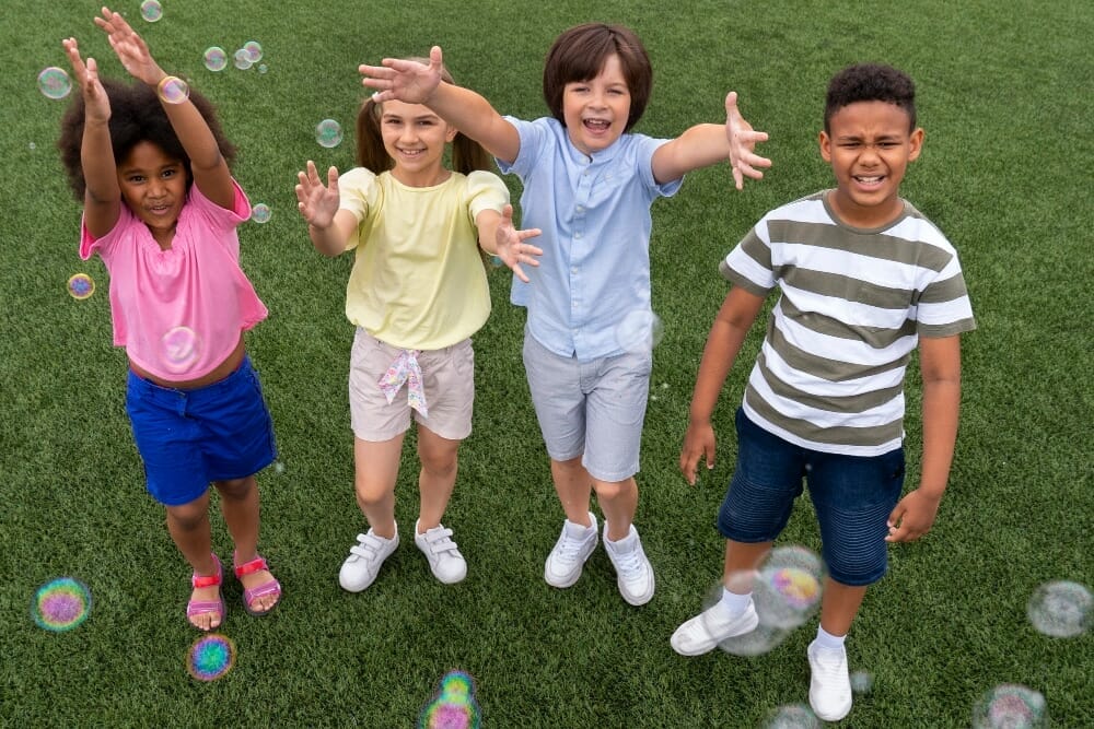 Free photo full shot smiley kids outdoors